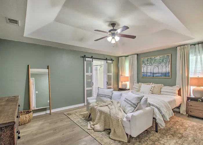 Cozy-modern Home: Large Yard, Grill Holiday home Pensacola