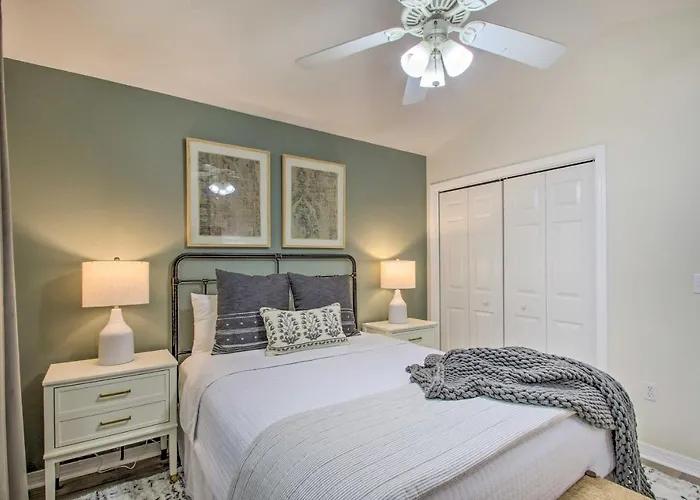Cozy-modern Home: Large Yard, Grill Holiday home Pensacola