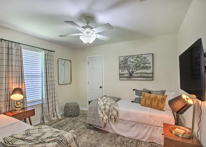Cozy-modern Home: Large Yard, Grill Holiday home Pensacola