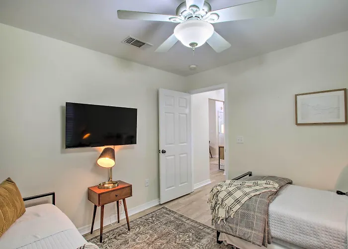 Cozy-modern Home: Large Yard, Grill Pensacola